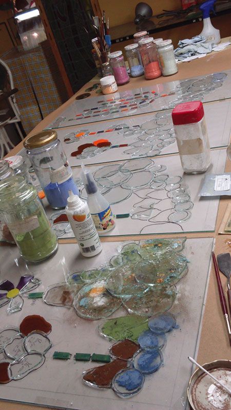 Vidrieras de fusión, con vidrios incoloros y esmaltes vitrificantes